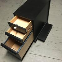 Cassettiera in legno nera e completamente mobile