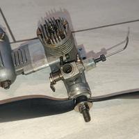motore Leo .28 per aereo nitro RC a scoppio 