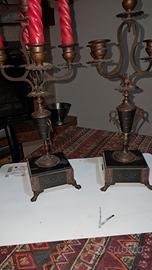 Copia di candelabri antichi. Ha cinque fiamme