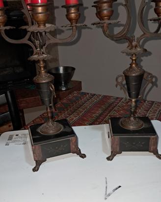 Copia di candelabri antichi. Ha cinque fiamme