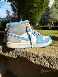 Nike Air Jordan 1 Mid University Blue - Grey.