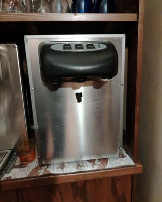 macchina erogatrice di  acqua per ristorante