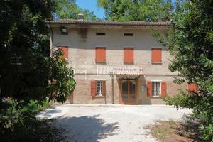RIF: V019 Ampia proprietà con giardino di 2.000 m