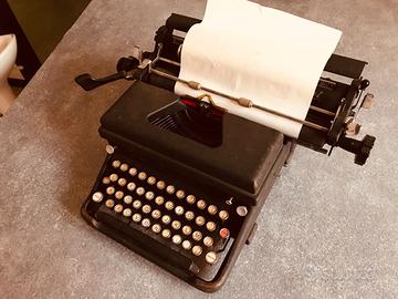 Macchina da scrivere Olivetti - Everest