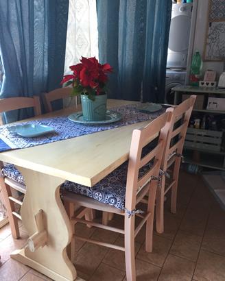 tavolo 4/6 posti e 4 sedie 