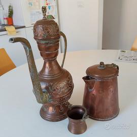 Antica brocca  e caffettiera in rame.