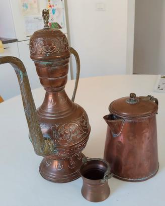 Antica brocca  e caffettiera in rame.