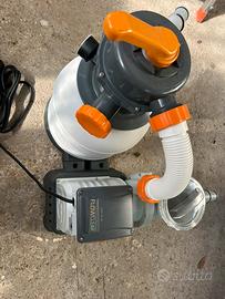 Filtro e scaletta per piscina.