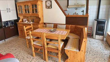 Set sala da pranzo in legno con panca e vetrina