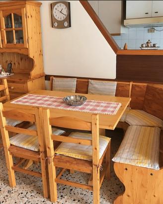 Set sala da pranzo in legno con panca e vetrina