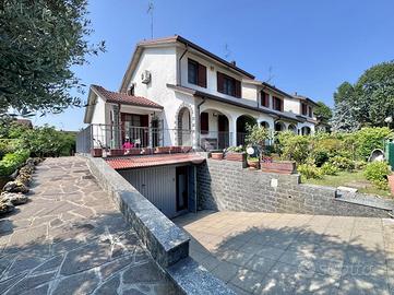 VILLA A SCHIERA D'ANGOLO A CASARILE