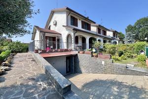 VILLA A SCHIERA D'ANGOLO A CASARILE