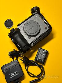 SONY FX 30 + 2 BATTERIE + CAGE SMALLRIG + LUCE