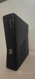 Xbox 360 + 8 giochi + 2 controller 