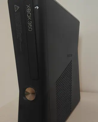 Xbox 360 + 8 giochi + 2 controller 