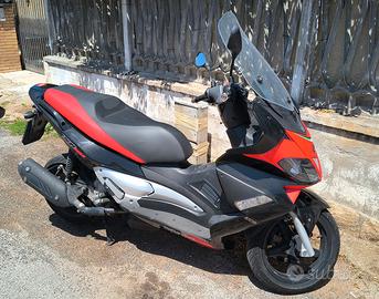 Aprilia SR MAX 300 DEL 2011