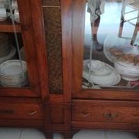 antiquariato cristalleria e tavolo in noce. 900