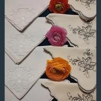 Idea bomboniera ,tovaglioli ricamati  a mano 