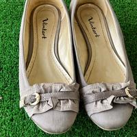 Ballerine in raso sabbia con tacchetto