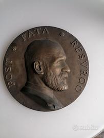 Placca in bronzo firmata 
