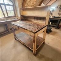 Tavolo in legno con piattaia