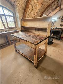 Tavolo in legno con piattaia