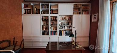 libreria bianca con vetrinetta e cassettiere