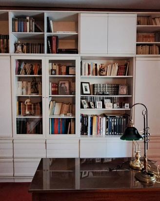 libreria bianca con vetrinetta e cassettiere