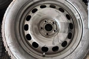 Pneumatici Bridgestone invernali con cerchi