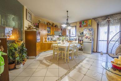 Appartamento come nuovo, 3 camere 2 bagni, con gar