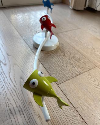 Lampadario tre faretti a forma di pesci colorati.