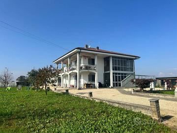 Villa di 203 m² con più di 5 locali e box auto dop