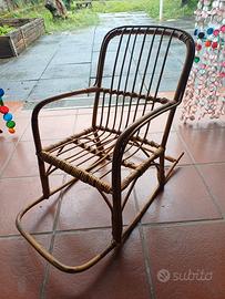 Sedia a dondolo vintage per bambini 