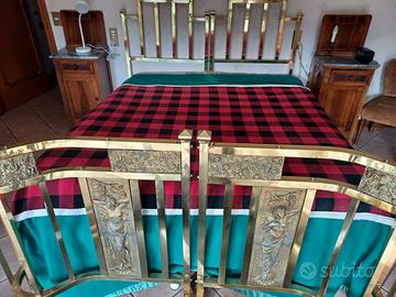 Letto Liberty, restaurato, con formelle in bronzo