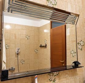 Specchiera, armadietti e accessori per il bagno