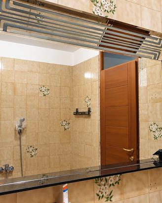 Specchiera, armadietti e accessori per il bagno
