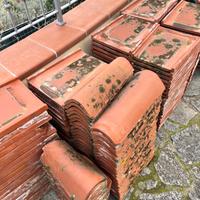 Stock tegole e coppi in terracotta