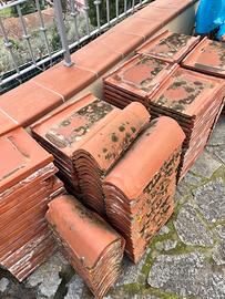 Stock tegole e coppi in terracotta