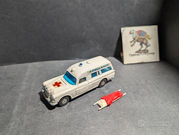 Modellino Matchbox Mercedes Benz Bink Ambulanza