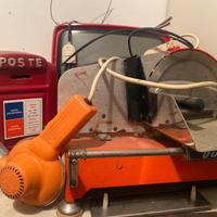 Affettatrice vintage e tv vintage arancio