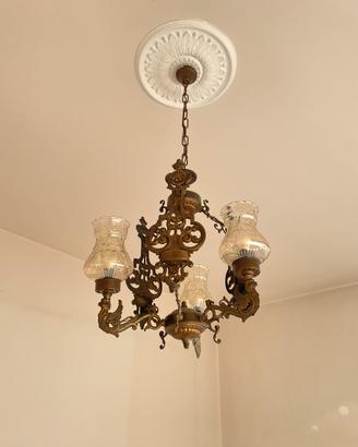 Lampadario vintage in ottone e vetro lavorato