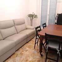Tavolo con sedie e divano in pelle