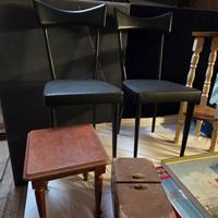 Sedie, sgabello e porta oggetti in legno