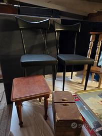 Sedie, sgabello e porta oggetti in legno