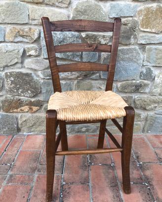 Sedia rustica realizzata in legno massello
