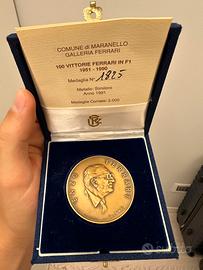 Medaglia enzo ferrari 100 vittorie in F1