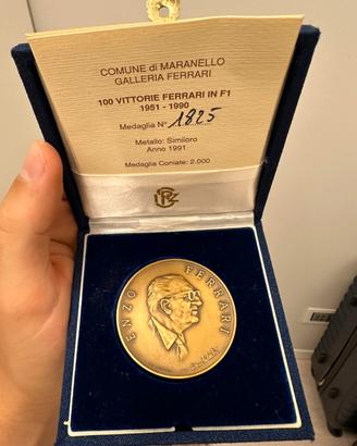 Medaglia enzo ferrari 100 vittorie in F1