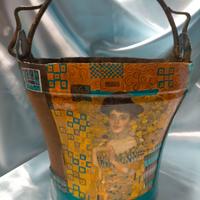 ANTICO SECCHIO IN LATTA DECORATO CON KLIMT