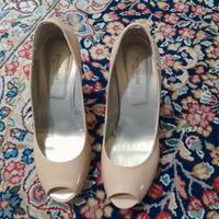 Due paia di scarpe eleganti. 