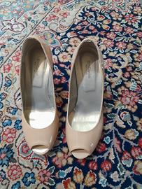 Due paia di scarpe eleganti. 